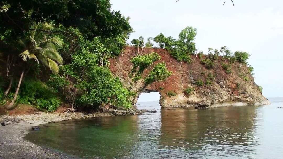 karang unik di pantai pintu kota